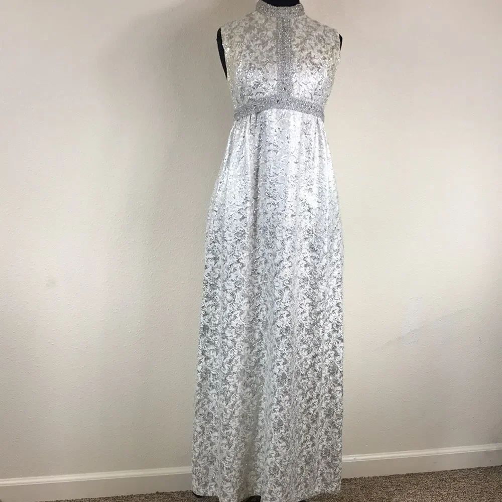VTG,HANDMADE SILVER AND CREAM FORMAL DRESS SIZE S/M APROXIMADAMENTE